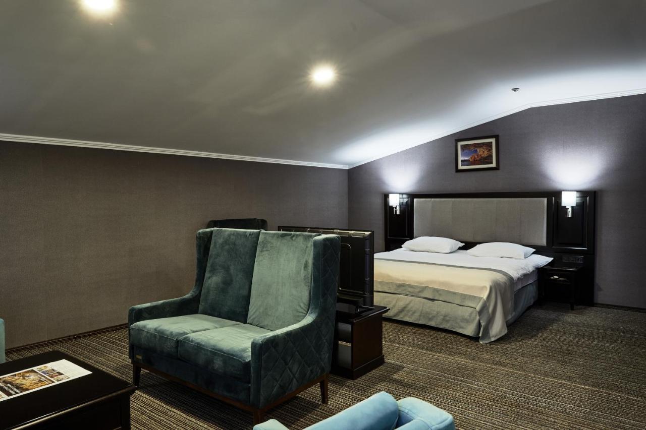 Optima Collection Park Hotel Ivano-Frankivsk Buitenkant foto